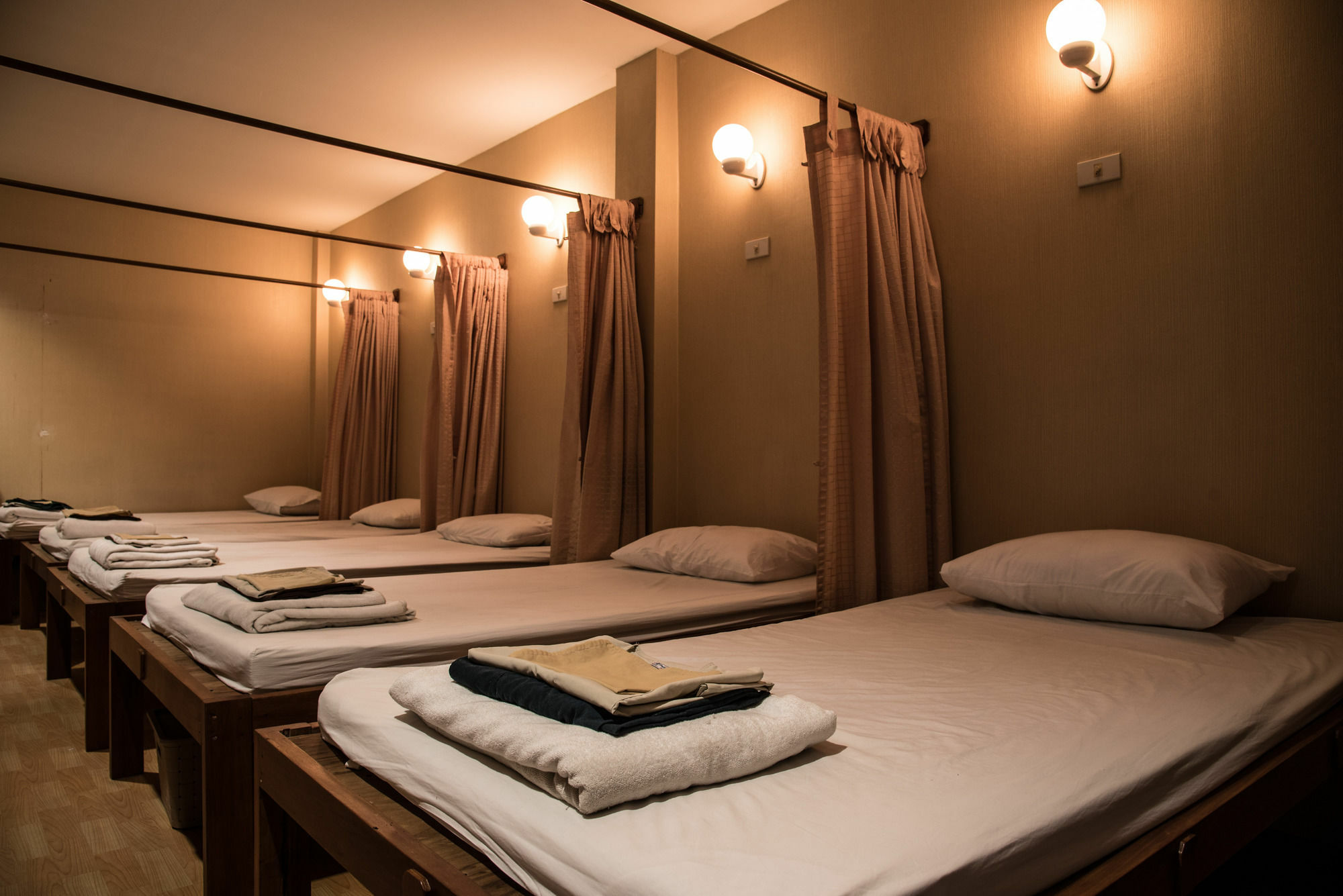 Bed & Body Hostel Банкок Екстериор снимка