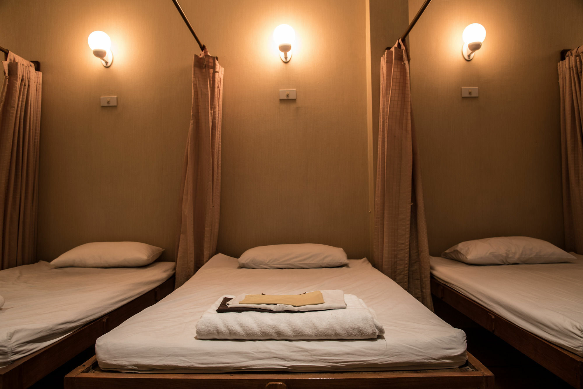 Bed & Body Hostel Банкок Екстериор снимка
